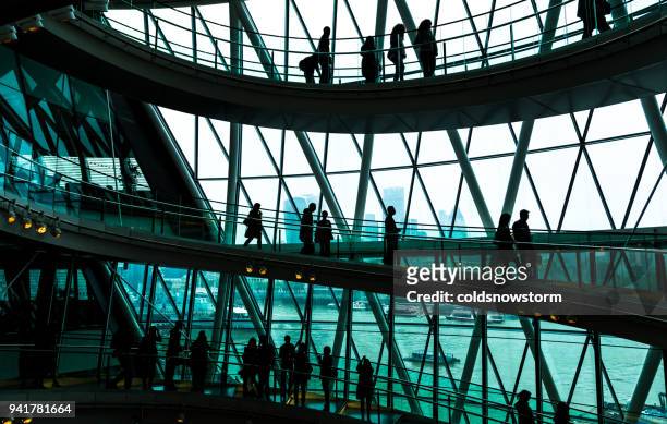 abstracte moderne architectuur en silhouetten van mensen op de wenteltrap - people architecture walk stockfoto's en -beelden