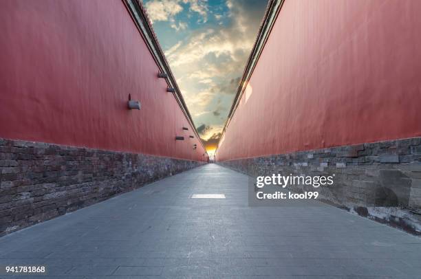 rode muren passage in de verboden stad, beijing - narrow stockfoto's en -beelden