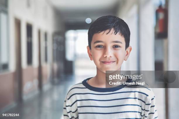 ritratto di un giovane scolaro sorridente - boys foto e immagini stock