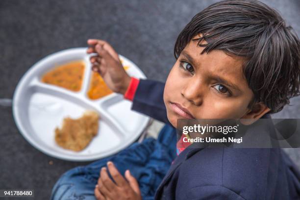 retrato de niño niña con comida de medio día en la escuela india. - indian slums fotografías e imágenes de stock