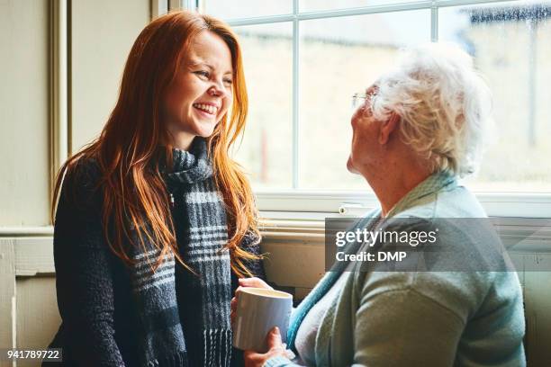 hübsche junge frau im gespräch mit der mutter - british granny stock-fotos und bilder