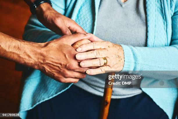 nach hause bezugsperson zeigt unterstützung für ältere patienten. - nurse helping old woman at home stock-fotos und bilder