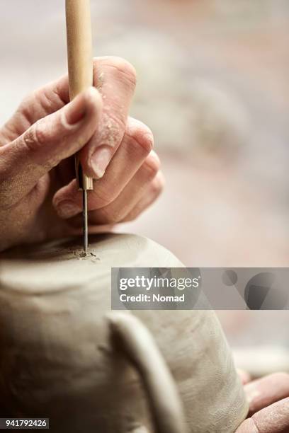 gros plan de la main de l’artiste, gravure de texte sur la coupe - moulant photos et images de collection