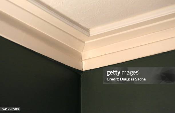 decorative ceiling crown molding intersection - amoldar fotografías e imágenes de stock