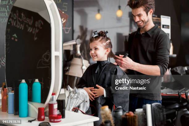 meisje bij een kapper - hair cut stockfoto's en -beelden