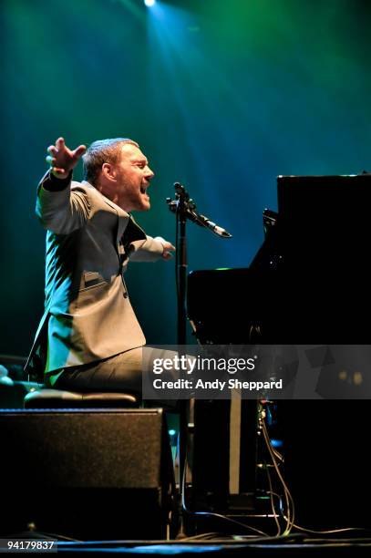 David Gray performs on stage at Hammersmith Apollo on December 9, 2009 in London, England.