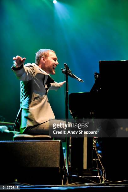 David Gray performs on stage at Hammersmith Apollo on December 9, 2009 in London, England.
