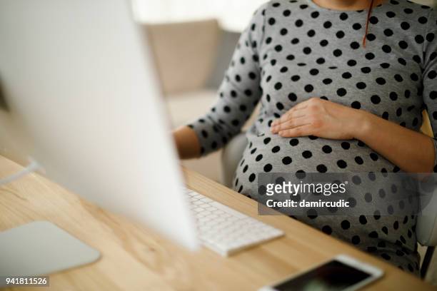 mujer embarazada trabajando desde oficina en casa - working mother fotografías e imágenes de stock