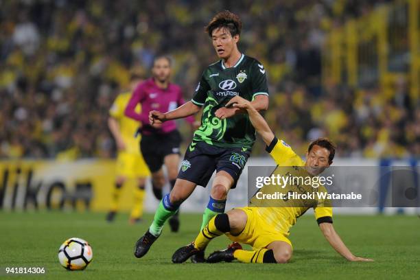 Hong Jeong-ho of Jeonbuk Hyundai Motors is tackled by Kei Koizumi of Kashiwa Reysol during the AFC Champions League Group E match between Kashiwa...