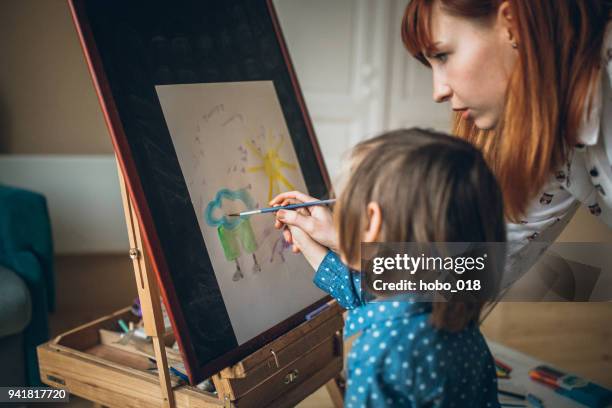 lavoro di squadra di madre e figlio - baby sitter foto e immagini stock