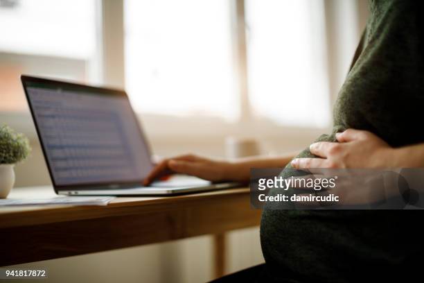 gravid kvinna använder laptop - antenatal bildbanksfoton och bilder