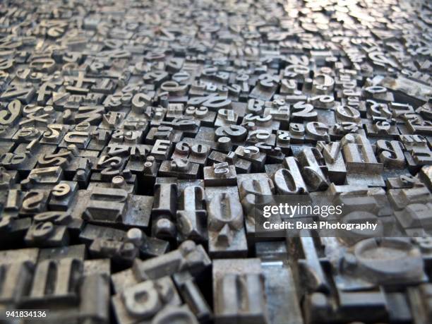 typescript metal letters seen in a flea market in berlin, germany - publisher 個照片及圖片檔