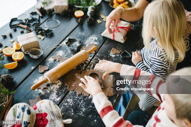 skandinavische familie lebkuchen zu weihnachten - skandinavische kultur stock-fotos und bilder