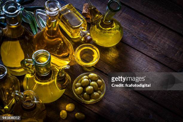 des bouteilles d'huile d'olive - olive oil photos et images de collection