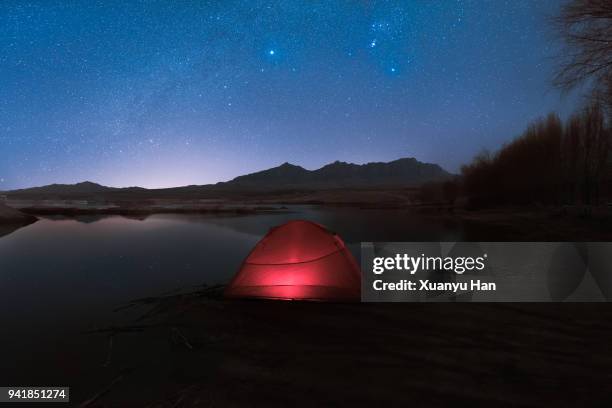 tent under the stars on the lake - ドームテント ストックフォトと画像