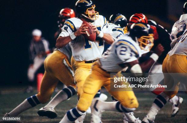 Dan Fouts, San Diego Chargers vs Cincinnati Bengals gameplay.