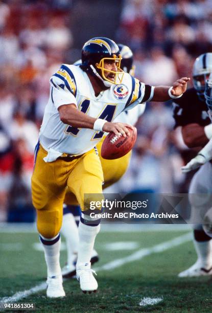 Dan Fouts, Oakland Raiders vs San Diego Chargers gameplay.