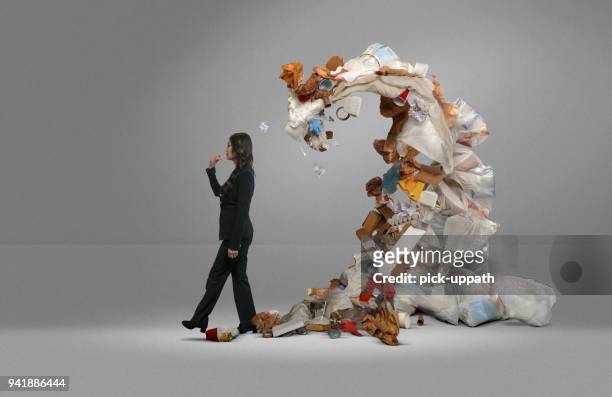 basura de la mujer amenaza con cubiertas de ella - waste fotografías e imágenes de stock