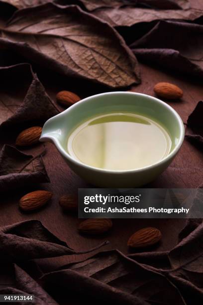 almond oil - almond oil stockfoto's en -beelden