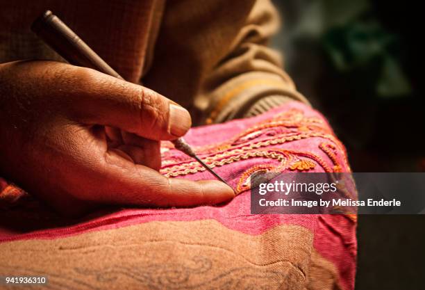 using an aar needle to make aari embroidery - baramulla district stockfoto's en -beelden