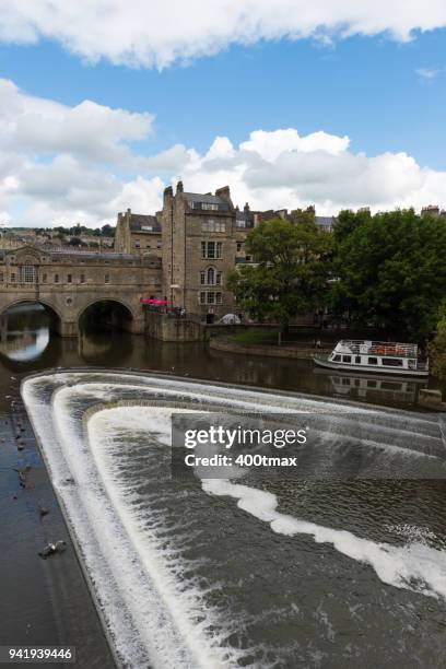 pulteney bridge - stuw stockfoto's en -beelden