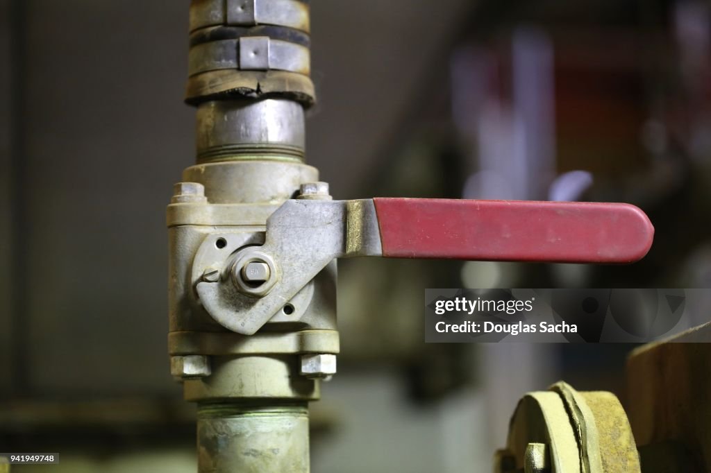 Actuator handle on a mechanical valve
