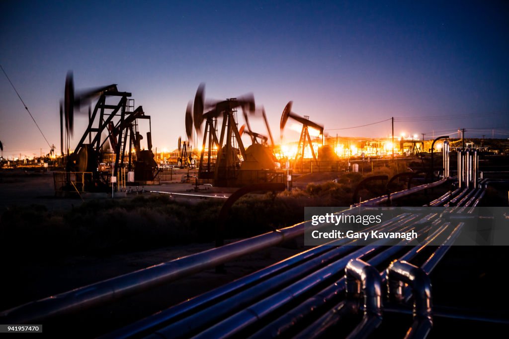 Olie pupjacks whiring bij nacht