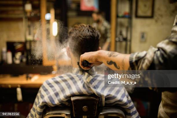 im barber shop - schürze mann rückansicht stock-fotos und bilder