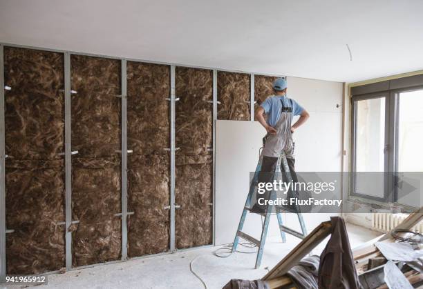 trabajo en equipo en sitio de construcción cerca - musica acustica fotografías e imágenes de stock