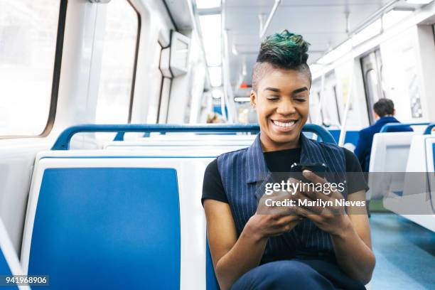 hippa tusenåriga affärskvinna textning - marilyn nieves bildbanksfoton och bilder