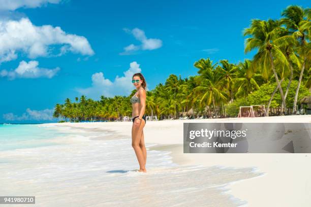 站在加勒比島嶼海灘上的年輕女子 - kemter 個照片及圖片檔