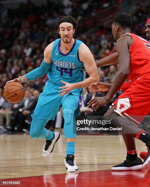 Frank Kaminsky of the Charlotte Hornets moves against Bobby Portis and Noah Vonleh of the Chicago Bulls at the United Center on April 3, 2018 in...