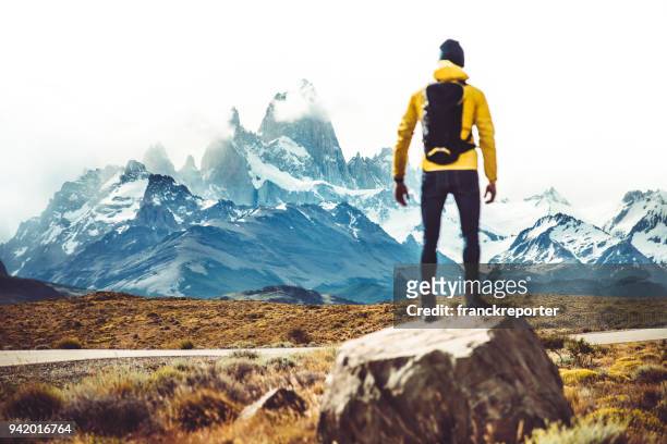 homme de randonnée à el chalten - argentine - province de santa cruz argentine photos et images de collection