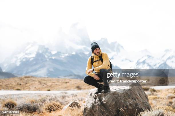 menschen wandern in el chalten - argentinien - provinz santa cruz argentinien stock-fotos und bilder