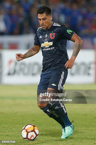 Gonzalo Jara of U de Chile drives the ball during a Copa CONMEBOL Libertadores 2018 Group E match between U de Chile and Racing Club on April 3, 2018...