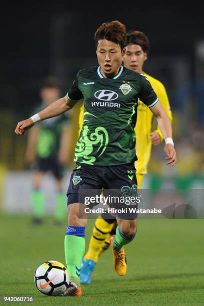 Son Jun-ho of Jeonbuk Hyundai Motors in action during the AFC Champions League Group E match between Kashiwa Reysol and Jeonbuk Hyundai Motors at...