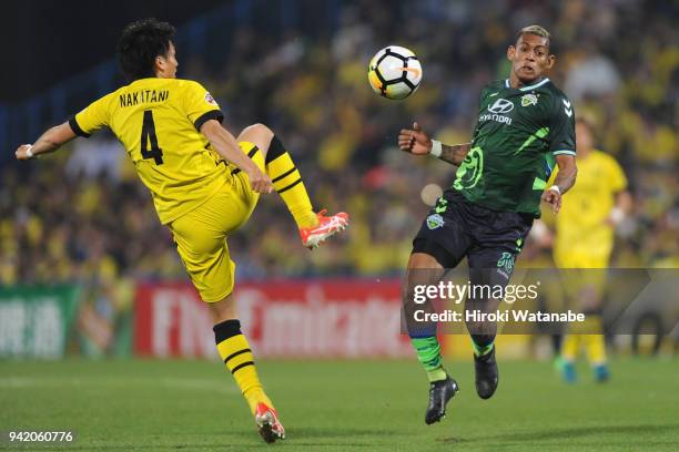 Shinnosuke Nakatani of Kashiwa Reysol and Ricardo Lopes of Jeonbuk Hyundai Motors compete for the ball during the AFC Champions League Group E match...