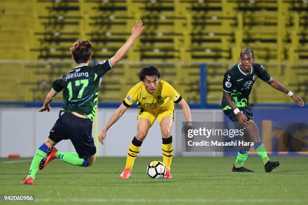 Shinnosuke Nakatani of Kashiwa Reysol in action during the AFC Champions League Group E match between Kashiwa Reysol and Jeonbuk Hyundai Motors at...