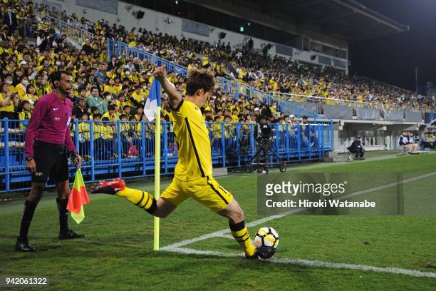 Kim Bo-kyung of Kashiwa Reysol takes a corner kick during the AFC Champions League Group E match between Kashiwa Reysol and Jeonbuk Hyundai Motors at...