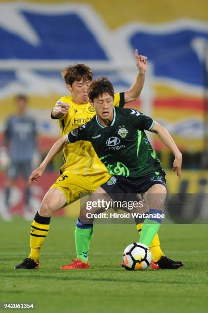 Lee Jae-sung of Jeonbuk Hyundai Motors controls the ball under pressure of Kim Bo-kyung of Kashiwa Reysol during the AFC Champions League Group E...