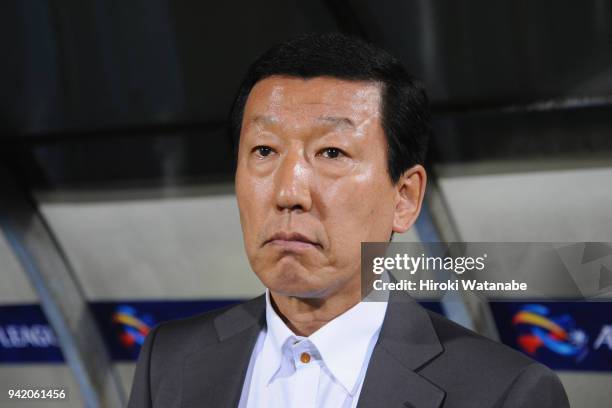 Head coach Choi Kang-hee of Jeonbuk Hyundai Motors looks on prior to the AFC Champions League Group E match between Kashiwa Reysol and Jeonbuk...