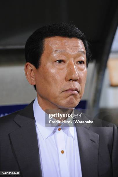 Head coach Choi Kang-hee of Jeonbuk Hyundai Motors looks on prior to the AFC Champions League Group E match between Kashiwa Reysol and Jeonbuk...