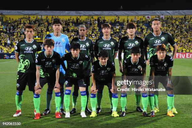 Jeonbuk Hyundai Motors players line up for the team photos prior to the AFC Champions League Group E match between Kashiwa Reysol and Jeonbuk Hyundai...