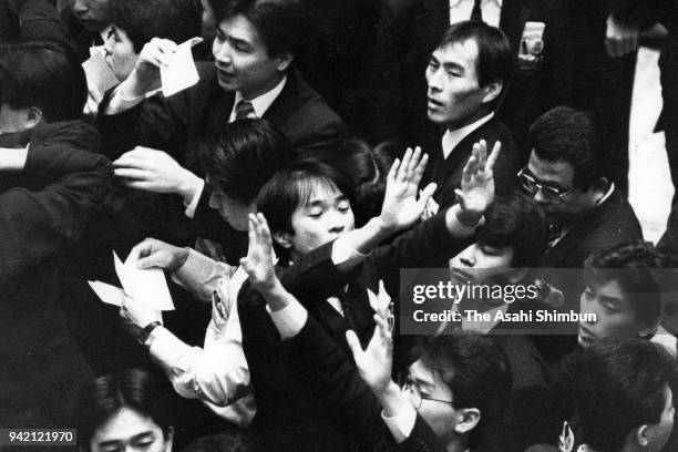 Dealers are seen at the Tokyo Stock Exchange is seen on March 22, 1990 in Tokyo, Japan.