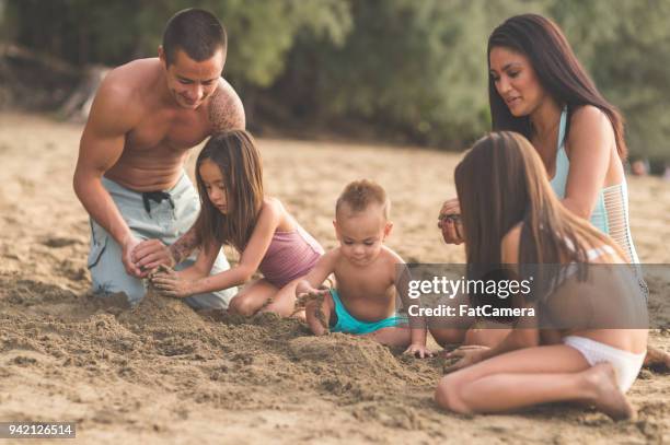 歐亞父母在夏威夷海灘的沙灘上和孩子們玩耍 - fat guy on beach 個照片及圖片檔