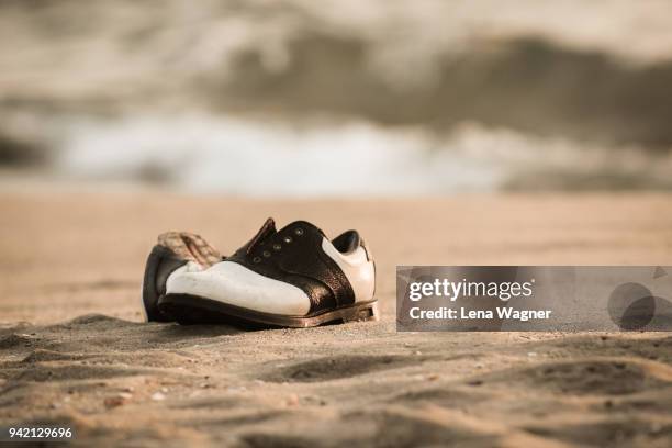 shoes on the beach - bailarina sapato imagens e fotografias de stock