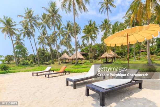 rattan weave daybed chair on tropical white sand beach. - chaise longue stock pictures, royalty-free photos & images