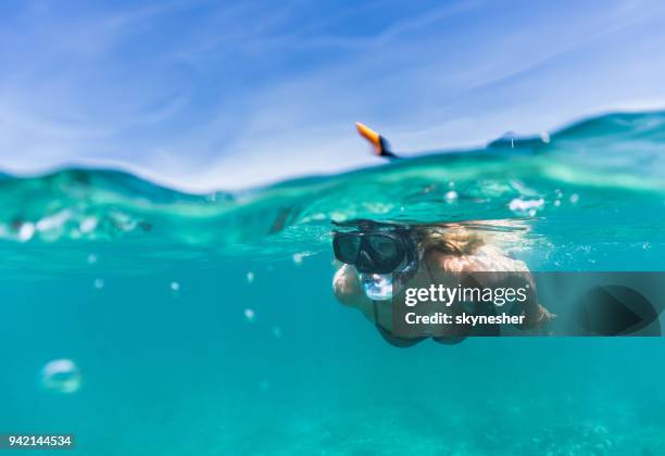 女性は、夏の日でシュノーケ リングしながら海を探検します。 - diver ストックフォトと画像