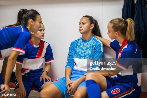 no te preocupes, vamos a ganar el próximo partido de fútbol! - dressing room fotografías e imágenes de stock