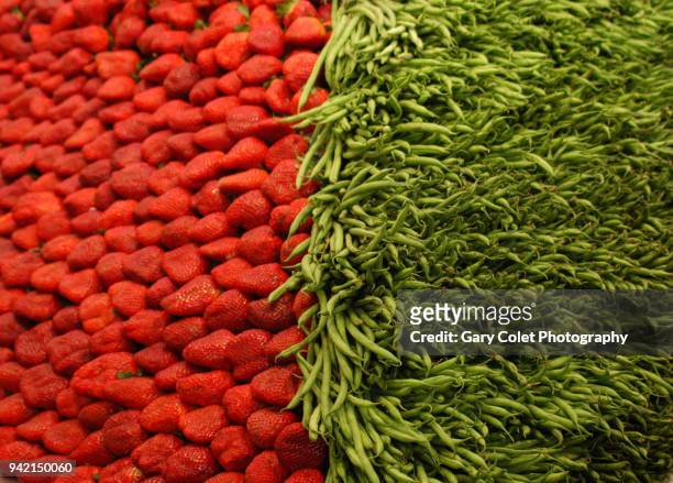 market vegetables - green beans and strawberries - gary colet - fotografias e filmes do acervo